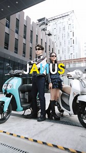 🔥 JANUS & NEO’s x VŨ THỊNH & FANNY TRẦN: CHẤT ĐẾN TỪNG CẢNH QUAY Để xuất hiện 1 cách ấn tượng, chúng mình không những quan tâm đến trang phục thường ngày, mà Phương tiện di chuyển cũng vậy. Cất công lắm mới tìm được 2 em Janus và NEO’s “ chất ngầu” từng đường nét thế này đấy. Phải tranh thủ làm ngay mấy shot quay để khoe với mọi nười này. Yamaha Janus thì không còn xa lạ gì trong cộng động trẻ rồi, nên hôm nay mình giới thiệu về NEO’s nhé. Được mệnh danh “ Xe điện của tương lai”: 🔸Động cơ đạt 
