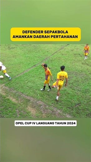 Defender sepakbola tarkam amankan daerah pertahanan