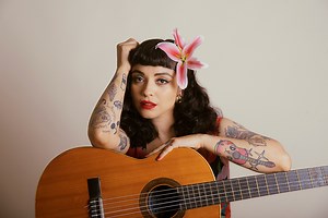 Mon Laferte versiona “Wish You Were Gay” de Billie Eilish