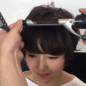 〈作品示範〉日本Toni And Guy為我們用電熱棒示範一個非常夏日的捲髮。 Hair：toniandguy_jingumae | AHead Hair Media