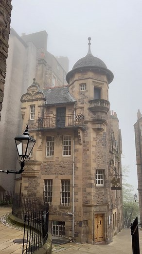 Edinburgh • Scotland Spring scenes through the stunning City of Edinburgh #edinburgh #scotland #spring #cityviews #visitedinburgh #visitscotland #edinburghcity #scotlandtrip #beautifuldestinations | Chrishayward.uk