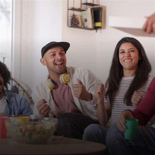 Muévete por la ciudad, pide ese antojo y llega a casa a disfrutarlo con el último estreno 🎬. Todo eso y más con tu Mastercard Débito. Vivir el momento sin poner pausa: priceless | Mastercard