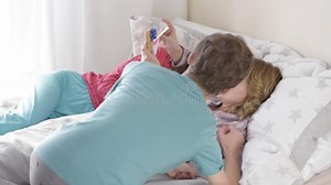 Mutter Mit Sohn Und Tochter Im Bett Stock Footage - Video von zicklein, inneres: 198468550