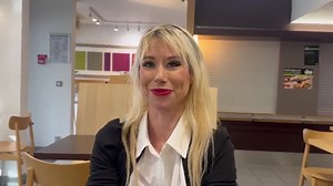 une mature a peine divorcée passe un casting porno
