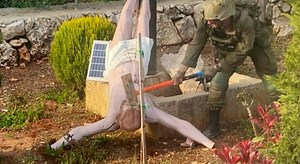 Soldato israeliano distrugge una statua di Gesù in Libano, l'esercito: «Prenderemo provvedimenti»