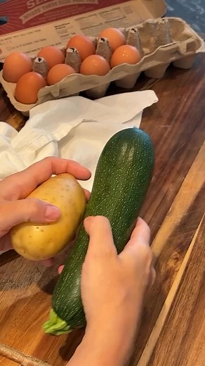 Potato and Zucchini Muffins Zucchini - 1 pc (if using zucchini or watery zucchini, squeeze it out after grating) Potato - 1 pc Egg - 2 pcs Flour - 2 heaped tablespoons (wheat/rice flour) Salt - 1/3 teaspoon 1. Grate the potatoes, zucchini, add flour, eggs, salt, mix everything and put in a muffin tin. Bake immediately, do not leave the dough - it will become watery 2. Put the muffins in a preheated oven 180-200’ and bake for 20-25 minutes Ready muffins can be served with sour cream, fillings, re