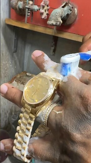 CLEAN THAT GUNK! 💩🧼 OFF YOUR ROLEX! How to clean your Rolex bracelet #gusvillajewelry #rolex