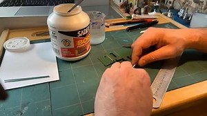 S'il ne fait pas beau cet été profitez-en pour construire une guérite avec François FONTANA, rédacteur en chef du magazine Voie Libre. Pour fabriquer une guérite en planche, vous aurez besoin : - de carton mince 1 mm d'épaisseur - de bristol - d'une barquette en aluminium ménager - d'un cutter ou scalpel - de la colle en tube | LocoRevue