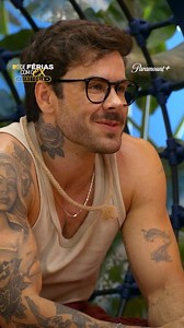 será que rolou alguma coisa pro @Leo Lacerda ficar esquisito com o @Escarião ? 🤔 Assista aos episódios de #DeFériasDiretoria no @paramountplusbr