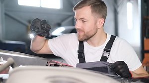 Portrait d'un mécanicien de voiture avec : vidéo de stock (100 % libre de droit) 1098943209 | Shutterstock