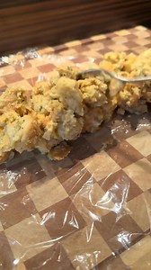 Semmelknödel oder Serviettenknödel so lecker und ganz einfach zum selber machen. Hier geht’s zum Rezept 👇 6 alte Brötchen 400-500 ml Milch Muskatnuss Salz Pfeffer Petersilie 3 Eier 1 Zwiebel 100 Gr Butter 👇 Zwiebel fein würfeln. Brötchen in grobe würfeln schneiden. Wer frische Petersilie hat , Blätter klein schneiden. 👇 Butter langsam in einer Pfanne auf Stufe 7 von 9 erhitzen. Zwiebel dazugeben und glasig anbraten lassen. Das ist ganz wichtig , das sie glasig angebraten wird. Nun mit Milch a