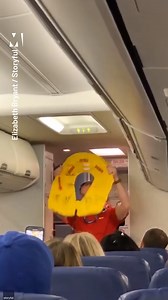 All flight attendants should be this much fun 😂 | Metro