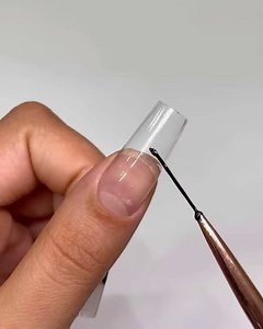 Beautiful dripping nail art 🖤 | MetDaan Nails