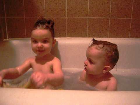 Evie and Lila's Bathtime (29 and 16 months old)