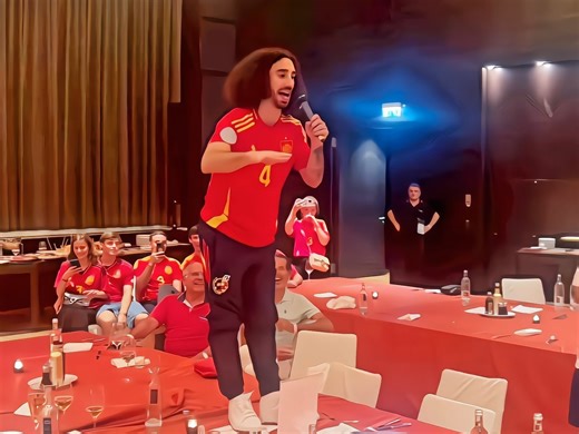 西班牙冠军庆功宴上库库雷利亚表演“说唱”