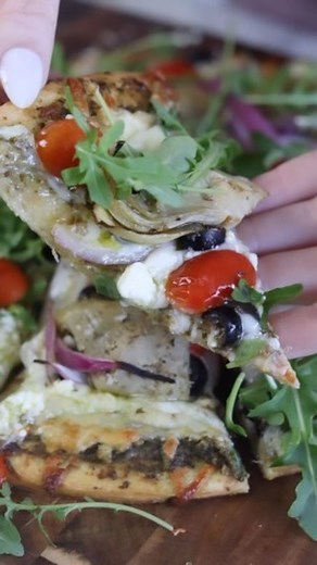 My husband and I love this Mediterranean flatbread. We make it all the time ❤️ ➡️ Comment “link” or “recipe” for full printable recipe Facebook click here: https://www.homemadefoodjunkie.com/mediterranean-flatbread-pizza-recipe/ ✨INGREDIENTS ✨ * 2 Tablespoons olive oil * 2 Tsp. large grain kosher salt-divided * 1 Cup Pesto (use your favorite- we chose basil) * 2 Cups shredded Mozzarella * 1/2 cup Feta cheese * 1 cup grape tomatoes-(halved) * 3/4 Cup black olives-(sliced or chopped) * 1/2 red oni