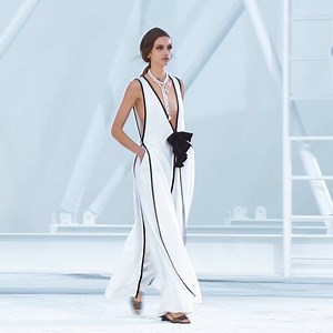 9M views · 10K reactions | See the latest CHANEL Spring-Summer 2021 Ready-to-Wear collection, imagined by Virginie Viard and presented on October 6th at the Grand Palais in Paris. See all the looks on chanel.com/-WW_RTW_SS2021 | CHANEL | Facebook