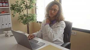 「聴診器を身に着けている女性の医者は机に座ってラップトップをタイプし、建物の首に触れます。不快感ストレス。」の動画素材（ロイヤリティフリー）3836930141 | Shutterstock