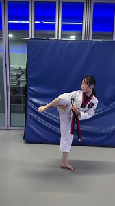 Taekwondo sidekick holding practice #taekwondo #poomsae #taekwondogirl #sidekick #training credit: doboksori_haejin | Taekwondo Poomsae Lovers
