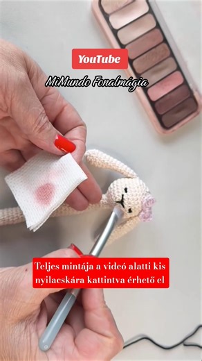 Hosszú nyakú balerina nyuszi táskadísz - teljes magyar nyelvű horgolásminta lépésről lépésre