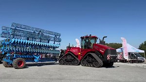 Attention…écartez-vous…on va manœuvrer 😆 Rassemblement Tracteurs Rouges Folles 2022 CASE IH LTR en Follies International Harvester France - LTR Commune de Folles Groupe Cloué LEMKEN Migaud SAS Pur tracteur passion | Jean Pierre Noret- Passion et Collection