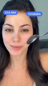 Gua Sha vs cuchara: Eleva tus pómulos y rejuvenece tu mirada con Yoga Facial ✨ Descubre cómo usar una simple cuchara como herramienta Gua Sha para tonificar tus pómulos y rejuvenecer el contorno de ojos. Estos ejercicios de yoga facial estimulan la circulación, reducen la hinchazón y devuelven firmeza a tu rostro de manera natural. Practícalos a diario y nota resultados visibles en pocos días 💆‍♀️ 👉 Sígueme para más rutinas de yoga facial, masajes y tips antiedad naturales. #YogaFacial #guasha