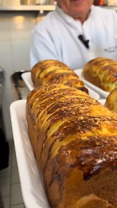 12K views · 2.7K reactions | Pão de alho Ingredientes: 1kg de farinha, 120g de açúcar, 10g de sal, 80g de manteiga, 3 ovos, 40g de fermento fresco, 400ml de leite, 200g de salsinha no total, 400g de queijo Qualy, 60g de pasta de alho e 100g de parmesão #pão #alho #receita | doutor_bonfim | Facebook