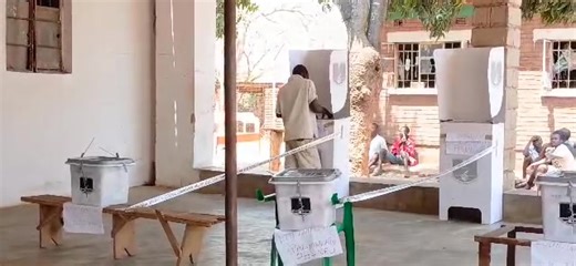 #Times360Malawi #MalawiDecides2025 #MalawiElectoral #GeneralElectionsMalawi Ufulu woponya voti ndi wa aliyense yemwe anakwana zaka 18 ndipo kuti analembetsa. Uyu ndi mmodzI wa akaidi kuponya voti yake pa ndende ya Mwaza ndipo zonse zikuyenda bwino. Wolemba ndikujambula Thomas Kachere | Times 360 Malawi