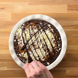 33K views · 347 reactions | One of our favorite Girl Scout cookies (the samoa!) is the inspiration for this gooey caramel and coconut-topped brownie pie. Samoa Brownie Pie recipe: https://www.bettycrocker.com/recipes/samoa-brownie-pie/ffbc520e-043e-4fa5-9910-46c75c5b044f?utm_medium=social&utm_source=facebook&utm_campaign=02_2019_standard?mktgimp=BCBRWNMX | Betty Crocker | Facebook