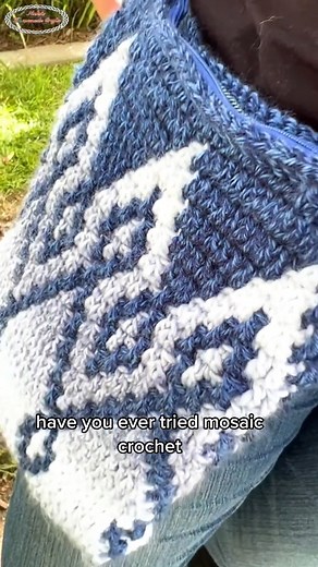 Have you tried mosaic crochet? Here's a fun project to try! Find the tutorial for this Mosaic Crochet Purse here: https://www.nickishomemadecrafts.com/mosaic-crochet-shoulder-bag-pattern/ | Crochet Patterns & Tutorials by Nicki's Homemade Crafts