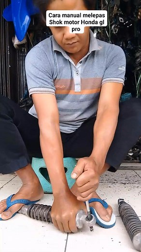 Cara melepas as shock breaker sepeda motor Honda gl pro #homeservices #serfisShokBrekerMotor - #TutorialServiceShokbreaker - #ServiceShokbreakerMotor - #ShokbreakerSepedaMotor - #TutorialMotor - #ServiceMotor - #SepedaMotor - #Shokbreaker - #MotorcycleMaintenance - #MotorcycleRepair - #Bikemaintenance | Salim Mahfud