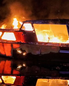 Recreatieboot brandt uit in Klazienaveen