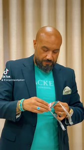 Aprenda mais sobre óculos de sol com lentes polarizadas Ao comprar óculos de sol, você já deve ter notado a popularidade dos óculos de sol polarizados. Cada vez mais, renomadas marcas e fabricantes estão a lançar linhas de óculos com lentes polarizadas e, alguns, como a Polaroid, são especializados em polarização. Mas o que exatamente a polarização faz e quais são seus benefícios? Quando você deve usar - ou não usar- óculos de sol polarizados? Este pequeno guia dirá tudo o que você precisa saber