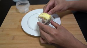 enlever la coquille de l'oeuf de : vidéo de stock (100 % libre de droit) 1048312054 | Shutterstock