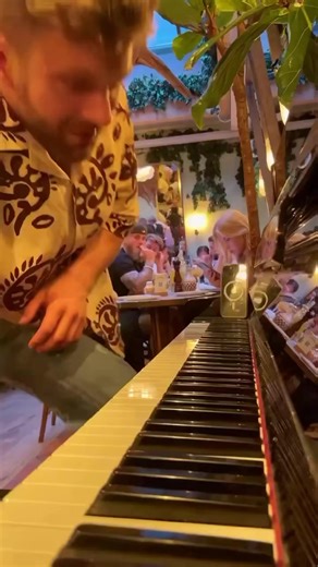 130K views · 3.8K reactions | Spontaneous Opera performance in an Italian Pizzeria ️️(ig/emilio.piano) | Hardcore Italians | Facebook