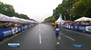 Finish of the Women´s BMW BERLIN-MARATHON 2017. A hard fighting Gladys Cherono with a great finish after a long injury. #beatberlin42 | BERLIN-MARATHON