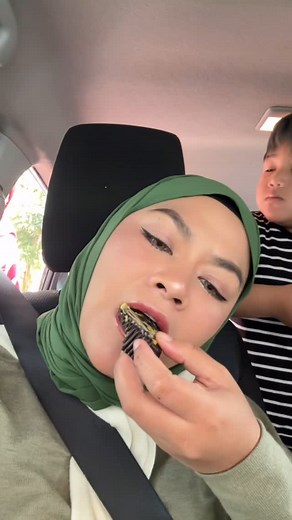 1.6M views · 10K reactions | Sekali-sekali update kalo sama mertua lah! Biar gak dijulidin netijen wkwkwkw... #minivlog #makanbarenglee_yunita #yunitalestari #menantudanmertua | Yunita Lestari | Facebook