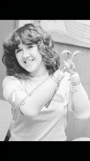 En 1978, Mary Vincent, de 15 años, hacía autostop en California cuando fue recogida por Lawrence Singleton, un hombre que parecía amable. Durante el viaje, la secuestró, violó y le cortó ambos brazos con un hacha, arrojándola por un barranco creyendo que moriría. Mary, gravemente herida, logró trepar y caminar varios kilómetros hasta encontrar ayuda, salvando su vida. Su testimonio permitió detener a Singleton, quien fue condenado a 14 años, pero solo cumplió 8. Años. Mary intentó rehacer su vid