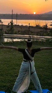 Titibhasana Benefits of Firefly Pose or Tittibhasana: ▪️Tones the belly. ▪️Stretches the groins and torso. ▪️Gives strength to the arms and shoulders. ▪️Overall balance is increased. Mental balance is gained. #balance #YogaPractice #strenth #improve #reelsfacebook #yogaforbeginners #insta #corestrength #strenthtraining | Suhasini Yog