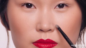 Our Global Beauty Director Jason Hoffman shows you 4 summer-time hacks to keep your makeup in place and flawless all day using Translucent Loose Setting Powder: - Apply to eyebrows for longer lasting brow color - Dust over eye shadow to soften edges and increase wear - Apply under concealer to adhere better over blemishes and imperfections - Set lips for longer lasting lipstick Products Featured: Translucent Loose Setting Powder - http://bit.ly/2X04bgW Sketch and Intensify Pomade and Powder Brow