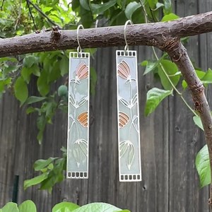 Honeysuckle // Stained Glass Resin Ohrringe - Etsy.de