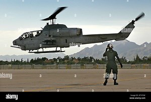 KRT US NEWS STORY SLUGGED: BORDER-MILITARY KRT PHOTOGRAPH BY RON T. ENNIS/FORT WORTH STAR-TELEGRAM (August 25) A Cobra helicopter is given final clearance before leaving Davis-Montham AFB in Tucson, Arizona, Wednesday, August 11, 2004. The Marines are assisting the U.S. Border Patrol to guard against illegal entries. (Photo by lde) 2004 Stock Photo - Alamy