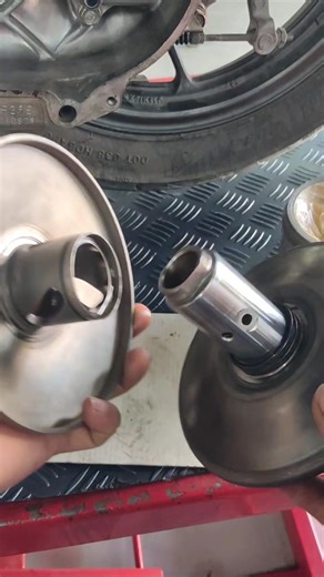 64K views · 1.3K reactions | Ganon lang pala ikabit ang oil seal sa driven pully ✌️@highlight #tutorial #mechanic #motorcycle #allfollowers #information #starseverywherefbreelsvideo #videograms #motorcyclerepair #mhighlightechanic #allfollower | Alberto Mantong Alabar | Facebook