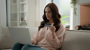 Kaukasisches Mädchen hat Probleme mit der: Stockvideos & Filmmaterial (100 % lizenzfrei) 1105906173 | Shutterstock