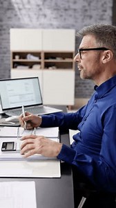 Buchhalter, der E-Rechnung-Software am Bürocomputer verwendet: Stockvideos & Filmmaterial (100 % lizenzfrei) 3479979243 | Shutterstock