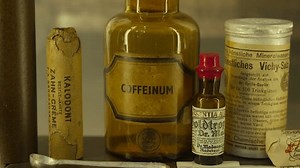 Conteneurs cosmétiques allemands vintage pour caféine, : vidéo de stock (100 % libre de droit) 1102754191 | Shutterstock