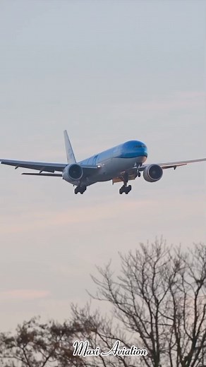 5.4K views · 48 reactions | Seeing the KLM BOEING B777-300ER landing on runway 18C during a stunning sunrise at Schiphol Airport. @followers @topfans Maxi Aviation The Boeing Company The Boeing Company The Boeing Company KLM Royal Dutch Airlines #stormhenk #fypviralシ #2024newyear #flighttechnology #GiantAircraft #aerospace #antonov225 #unitedairlines #largestaircraft #aviation | Maxi Aviation | Facebook
