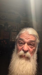 Pilda celor doua clase diametral opuse a lumii moderne în care trăim: țăranul și bogatul, ambii mergând pe un drum. 🙏 O istorioară cu tâlc. ✝️❤️ | Părintele Calistrat