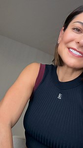 Poches sous les yeux : eau ou graisse ? La différence est essentielle… et le traitement aussi. Dans cette première vidéo, je t’explique comment reconnaître : -> les poches liées à une stagnation de lymphe (souvent variables, plus visibles le matin, qui s’améliorent après drainage), -> les poches liées à un amas graisseux (plus fixes, plus profondes), Et sans oublier que parfois les deux peuvent coexister. Comprendre ce qui se passe sous ta peau, c’est déjà savoir comment agir efficacement. 📌 En