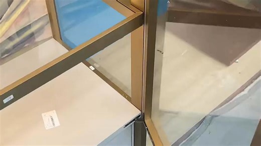 尤亚玻璃柜岁月不改，边角依旧如新